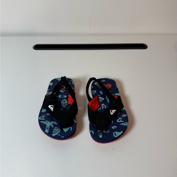 Quicksilver Kids Flip Flops with Red and Blue Design - Picture 1 of 4